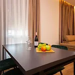 Apartment Chic *